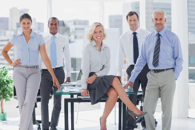 Professionelles Büro-Team in modernem Arbeitsumfeld